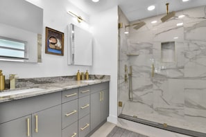 Combined shower/bathtub, hair dryer, towels