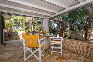 Basic Apartment | 3 bedrooms, iron/ironing board, free WiFi