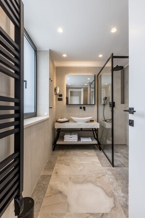 Junior Suite | Bathroom | Shower, rainfall showerhead, free toiletries, hair dryer - Cora Hotel (Split)