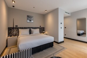 Dobbeltrom – superior | Allergitestet sengetøy, minibar, safe på rommet og skrivebord