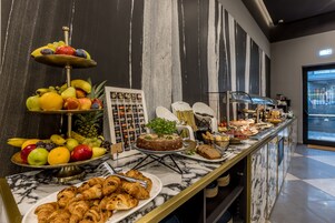Tägliches inbegriffenes kontinentales Frühstück