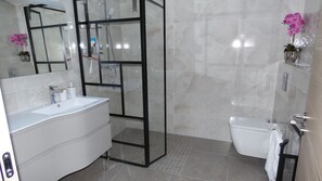 Doccia, asciugacapelli, asciugamani, sapone