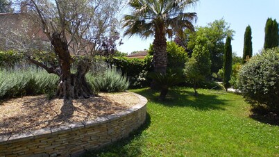 Maison Rénové Avec Terrasses , un Spa, Entouré de Champs et à 15mn de Marseille