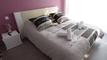 2 chambres, fer et planche à repasser, lit parapluie, Wi-Fi gratuit