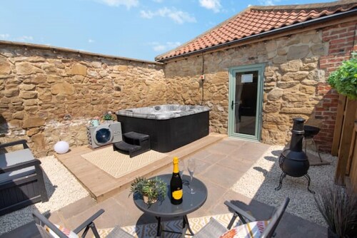 The Old Moat Barn - With Private Hot Tub