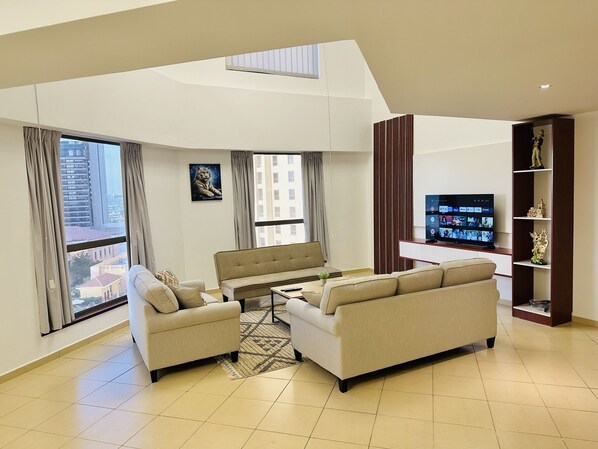 Living area - 3 minutes walk to JBR Beach. Luxury apartment (Dubai)