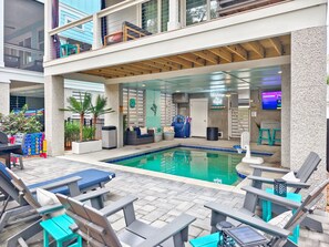 A heated pool - Hilton Head 5BR Sleeps 18 • Heated Pool • Walk to Folly Field • Dog Friendly • Elevator (Hilton Head Island)