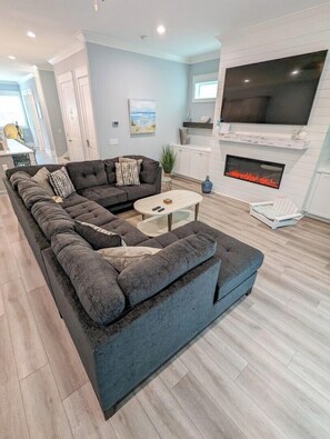 Een smart-tv en een tafeltennistafel