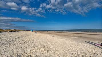 Nær stranden og strandhåndklær