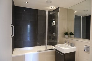Séchoir à cheveux, serviettes fournies, savon, shampooing