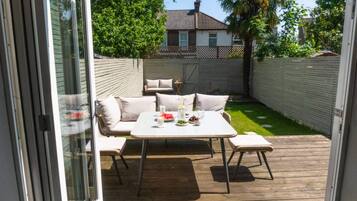 Basic Apartment, Multiple Beds | Outdoor dining