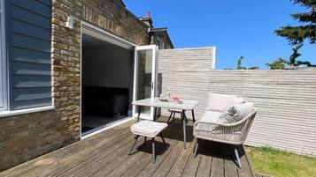 Basic Apartment, Multiple Beds | Outdoor dining