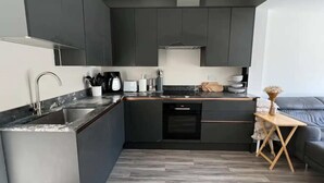 Basic Apartment, Multiple Beds | Private kitchen | Fridge, oven, stovetop, dishwasher - Lovely 2BD Flat With Private Garden - Bounds Green (London)