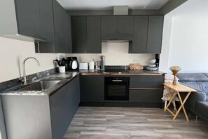 Basic Apartment, Multiple Beds | Private kitchen