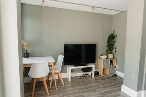 Basic Apartment, Multiple Beds | Living area