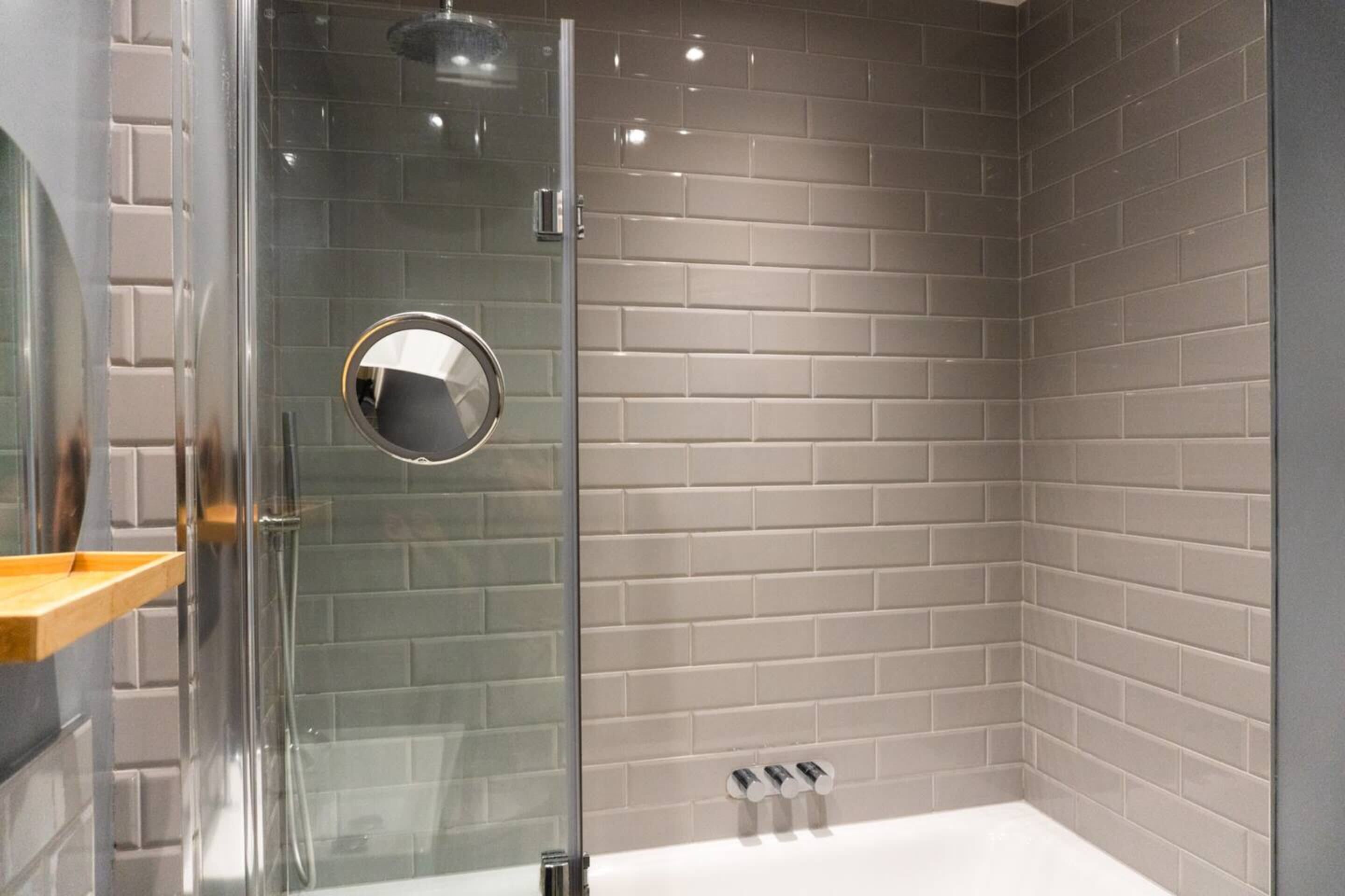 Basic Apartment, Multiple Beds | Bathroom | Towels, soap, shampoo, toilet paper