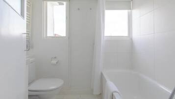 Basic-Studio | Badezimmer | Handtücher, Seife, Shampoo, Toilettenpapier
