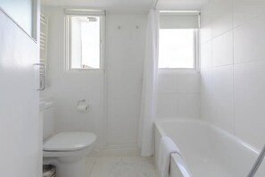 Basic Studio | Bathroom