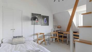 Eenvoudige studio | Een laptopwerkplek, beddengoed