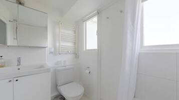 Eenvoudige studio | Badkamer | Handdoeken, zeep, shampoo, toiletpapier