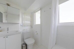 Basic Studio | Bathroom | Towels, soap, shampoo, toilet paper - Compact & Light Studio Flat - Ladbroke Grove (London)