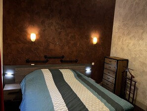 2 slaapkamers, een strijkplank/strijkijzer, wifi, beddengoed