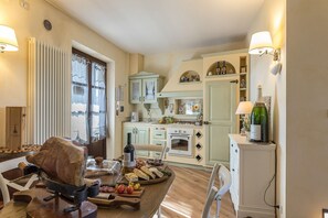 Een koelkast, een magnetron, een oven, een kookplaat