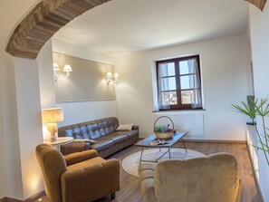 Televisión, chimenea, estéreo