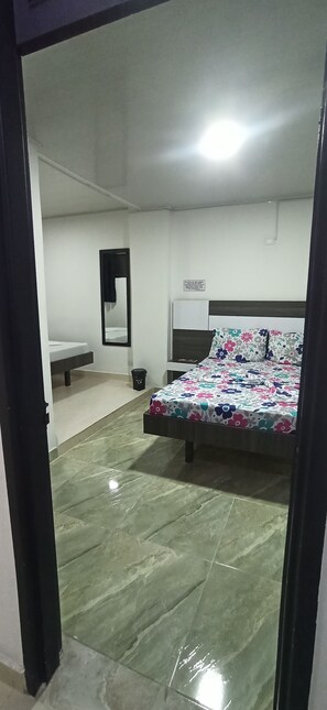 Habitación cuádruple Confort | Ropa de cama hipoalergénica, wifi gratis y ropa de cama 