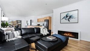 Smart TV, fireplace - DashAway At Inverloch (Inverloch)