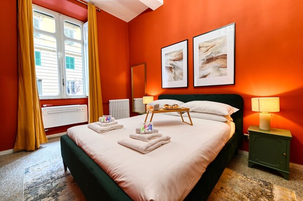 3 chambres, bureau, fer et planche à repasser, lit de bébé portatif