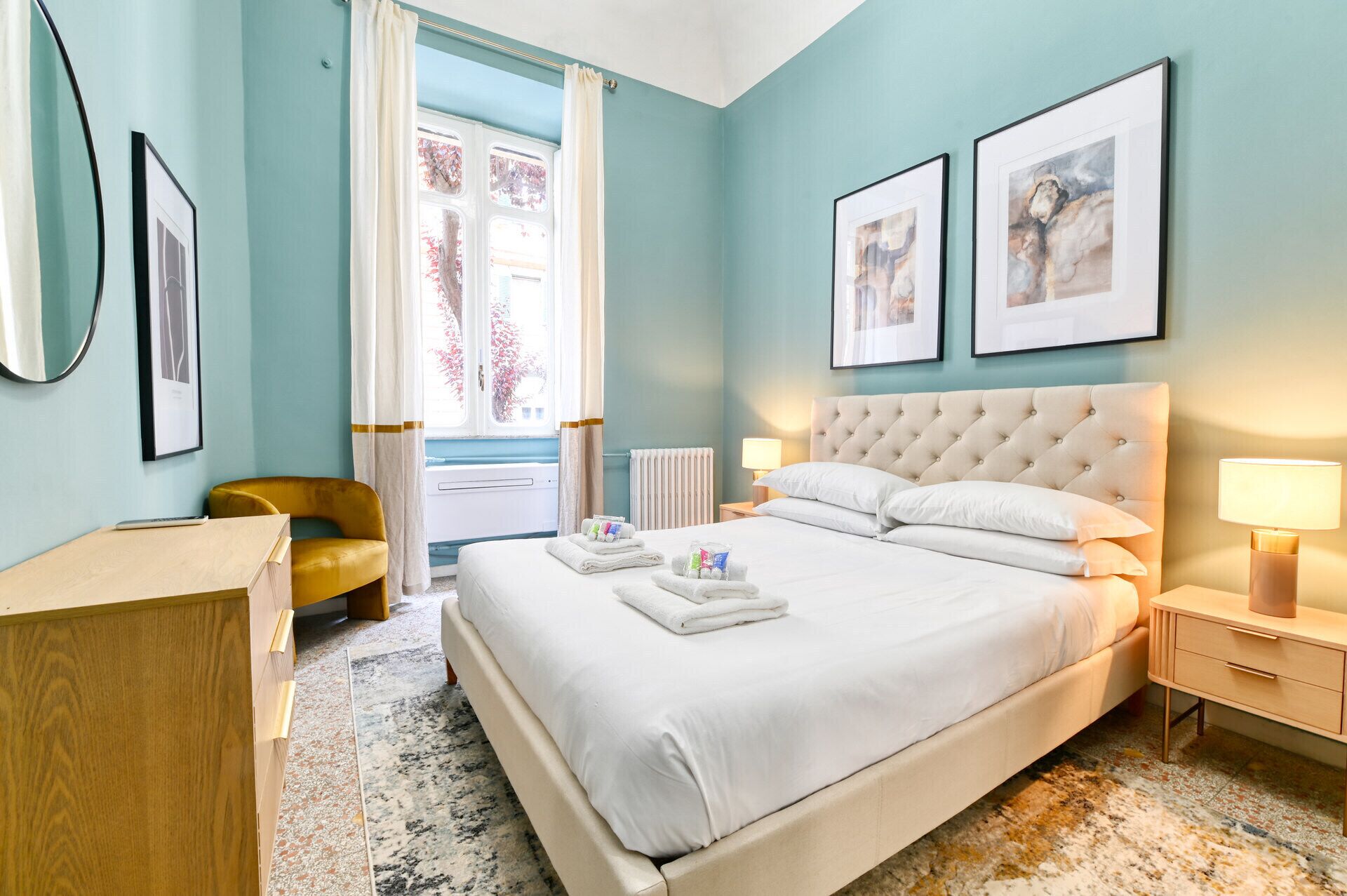 3 habitaciones, escritorio y tabla de planchar con plancha 