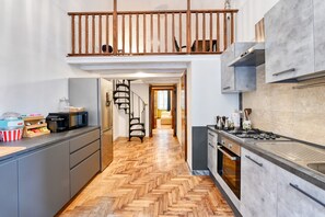 Kühlschrank, Mikrowelle, Ofen, Herdplatte