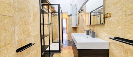 Douche, séchoir à cheveux, bidet, serviettes fournies