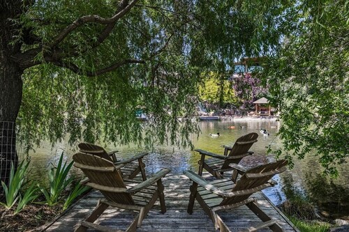 Bluebird Day - River West: A serene riverfront retreat in Bend, OR, with 3 beds and stunning views.