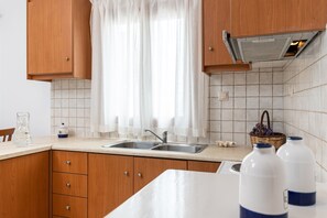 Fridge, oven, stovetop, coffee/tea maker