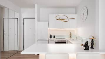 Apartamento de diseño | Cocina privada | Frigorífico, microondas, horno y placa de cocina