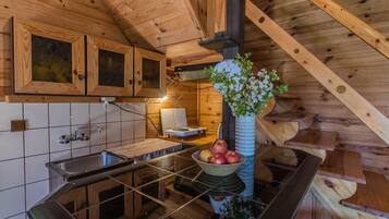 Stovetop, coffee/tea maker, electric kettle, cookware/dishes/utensils