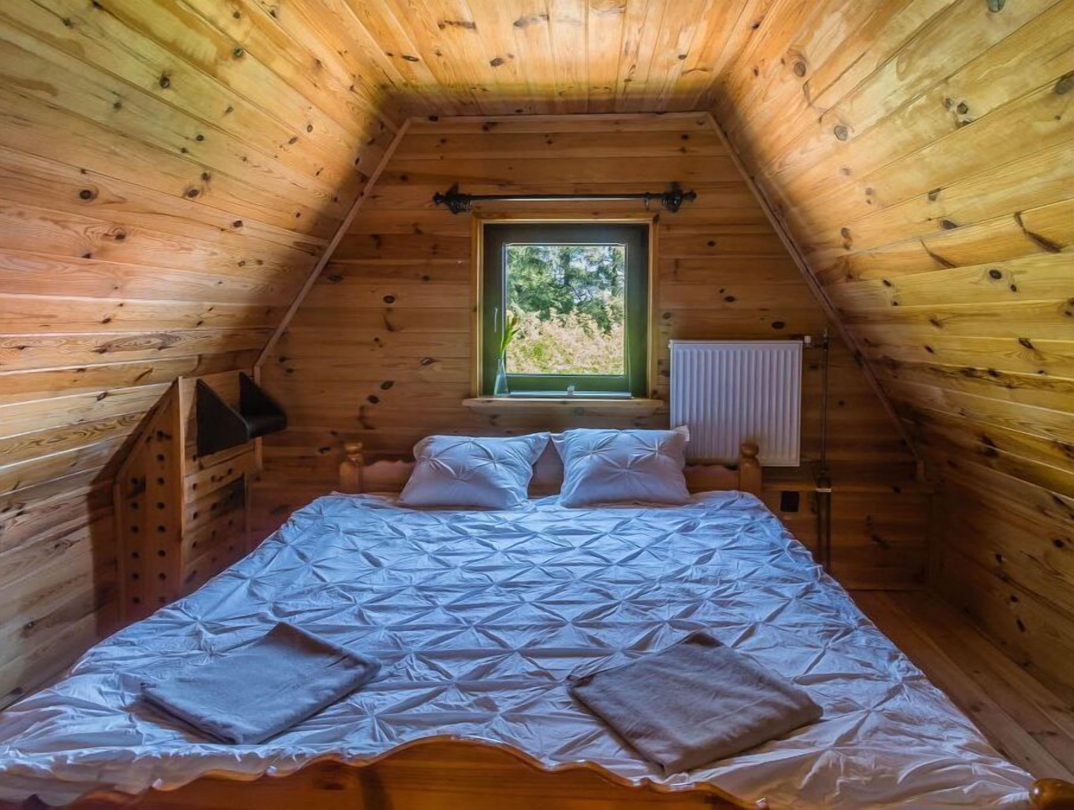 2 bedrooms, travel cot, free WiFi, bed sheets