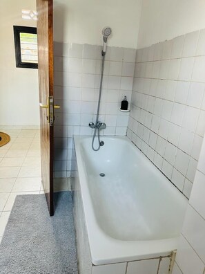 Shower, hair dryer, towels, soap - Exclusive Home - Gacuriro estates -Kigali (Kigali)