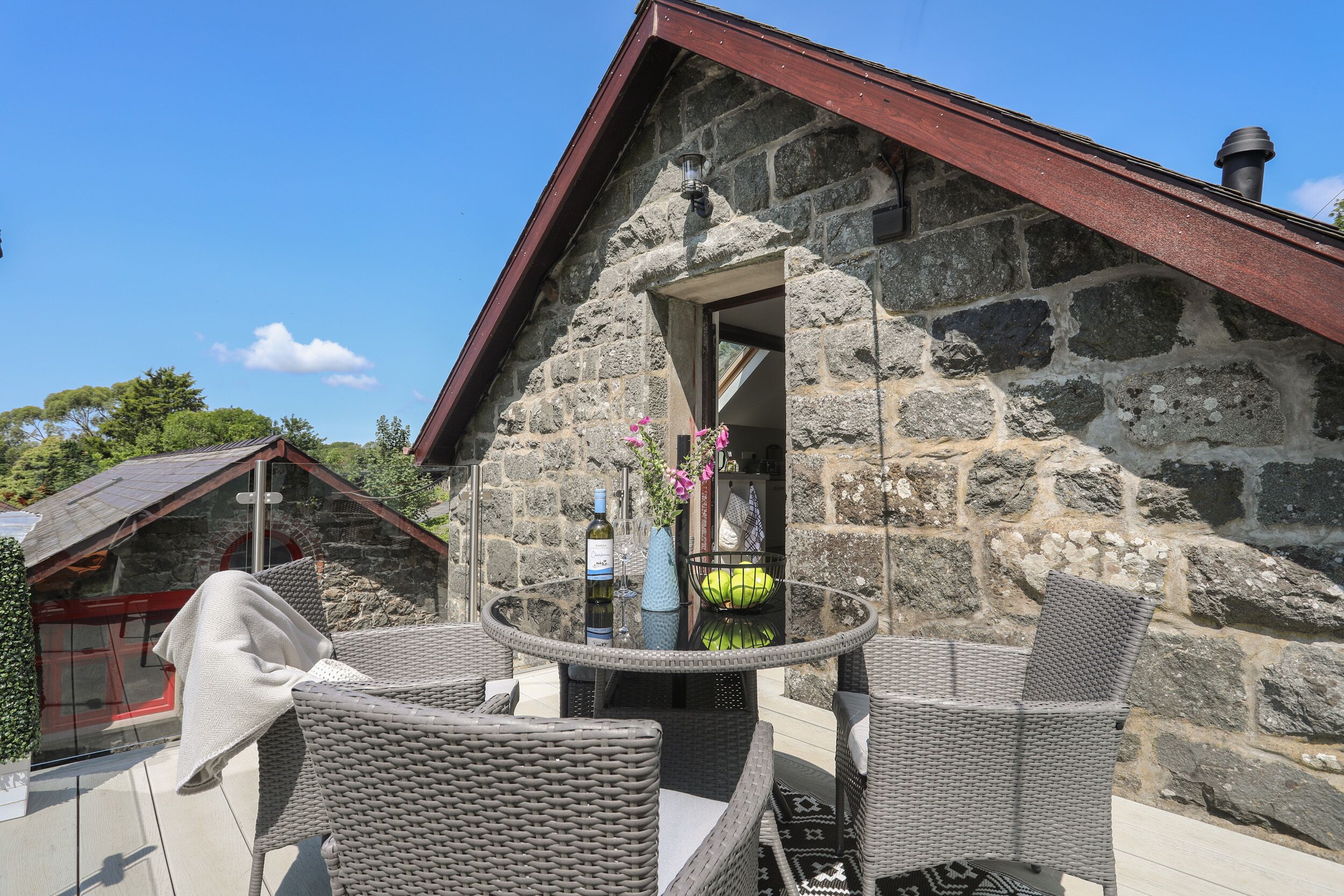 المنطقة المحيطة بالمنشأة