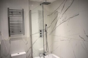 Douche, articles de toilette gratuits