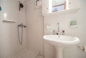 Basic Apartment | Bathroom