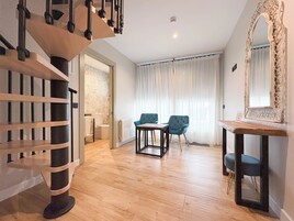 Dúplex Premium, bañera de hidromasaje | Zona de estar | Smart TV de 75 pulgadas con canales digitales, una televisión