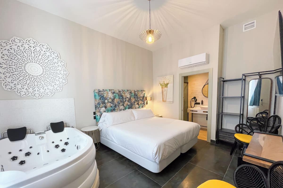 Premium Double Room, 1 King Bed, Hot Tub | 1 bedroom, premium bedding, individually decorated