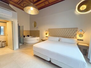 Superior-Suite, 1 King-Bett, Whirlpool | Hochwertige Bettwaren, individuell dekoriert, individuell eingerichtet