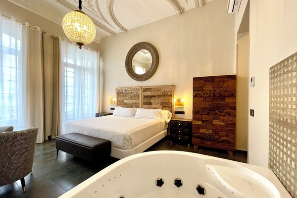 Deluxe Suite, 1 King Bed | Premium bedding, individually decorated, individually furnished, desk