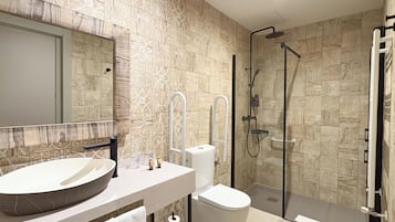 Habitación familiar, 1 cama de matrimonio grande con sofá cama, bañera de hidromasaje | Baño | Artículos de higiene personal gratuitos, secador de pelo y toallas