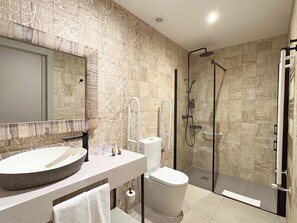 Family Room, 1 Katil Raja (King) dengan Katil Sofa, Jetted Tub | Bilik Mandi | Kelengkapan dandanan diri percuma, pengering rambut, tuala disediakan 