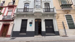 A building with ornate architectural details, including decorative balconies and a prominent entrance. - Akla Hotel Badajoz (Badajoz)